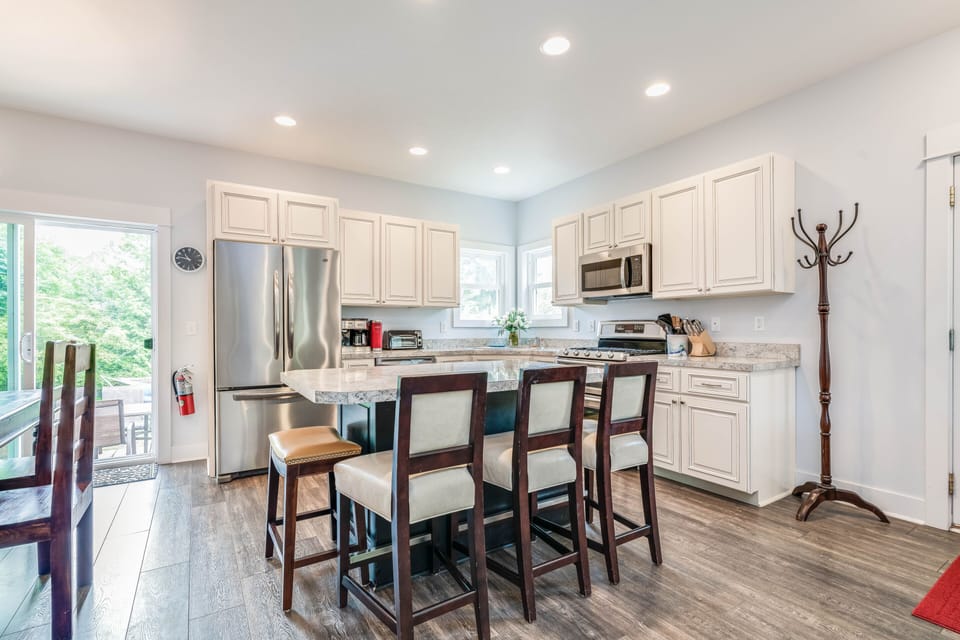 Kitchen w/ island, stainless steel appliances.
