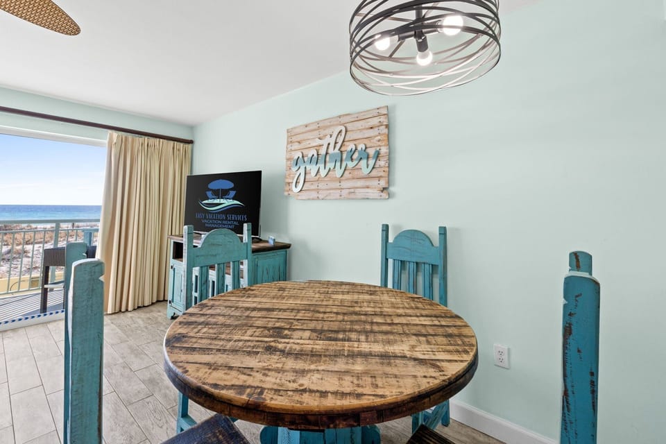 Dining Area - Table seats 4 - additional seating at kitchen counter