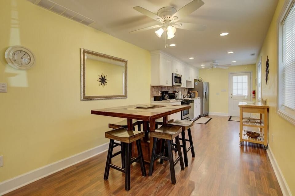 dinning table seats 6