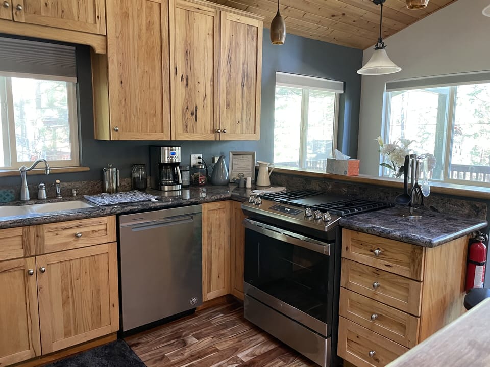All new modern kitchen appliances. Professional gas stove, oven, full kitchen. 