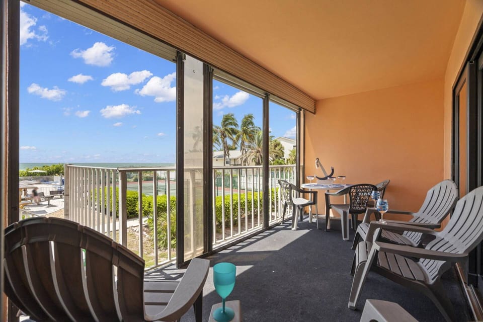 Kick Back and Enjoy the Beautiful View of the Gulf!