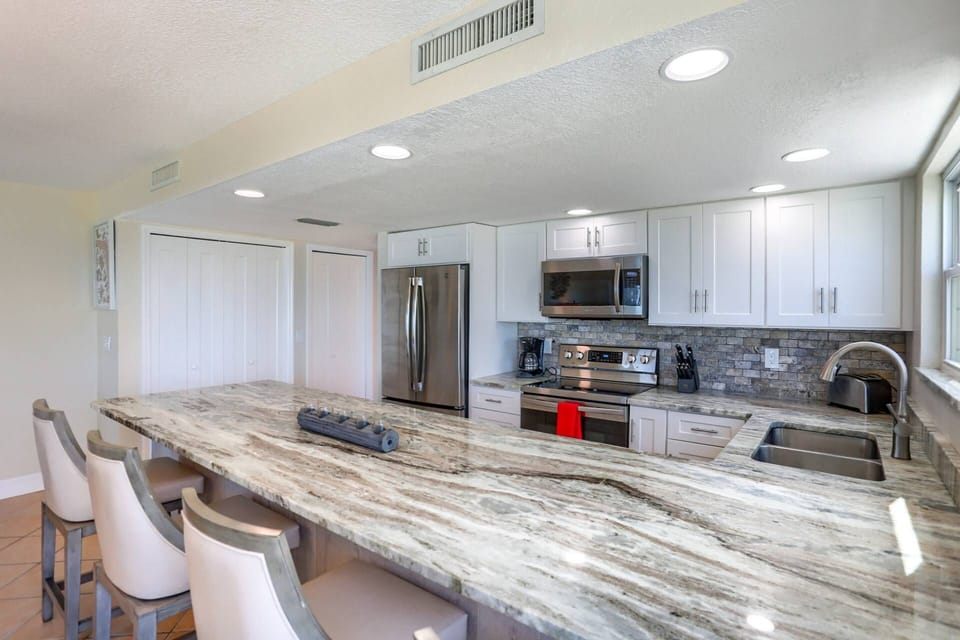 Breakfast Bar Offers Additional Seating