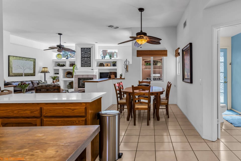 Dining room and open concept - seating for 6