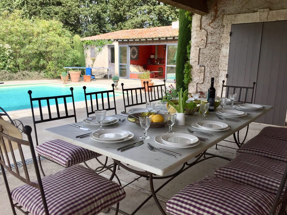 eating outside under the pergola for 10 people