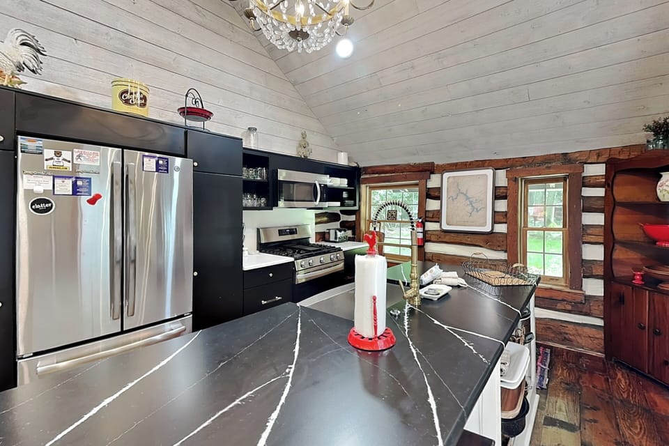 Eat-In Kitchen w. Stainless Appliances