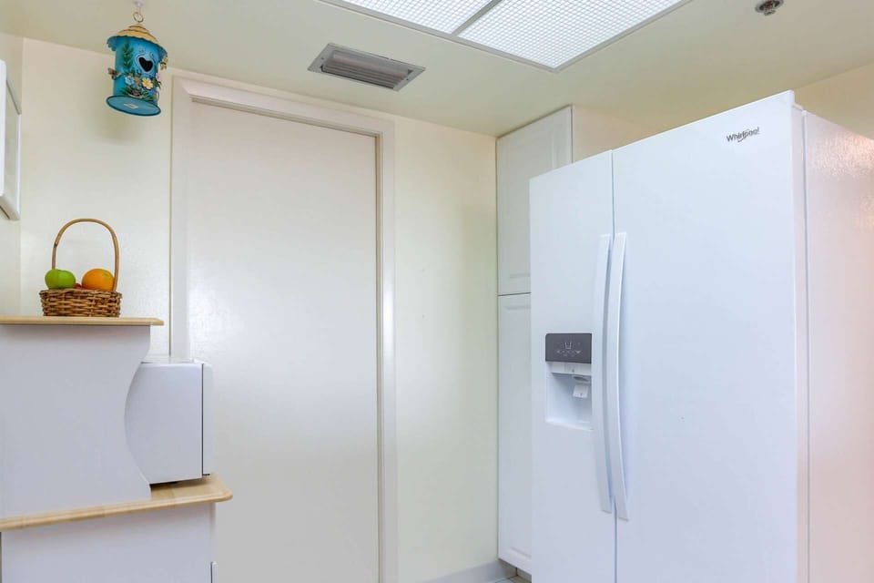 Side by Side Refrigerator with Ice Maker and Water Dispenser