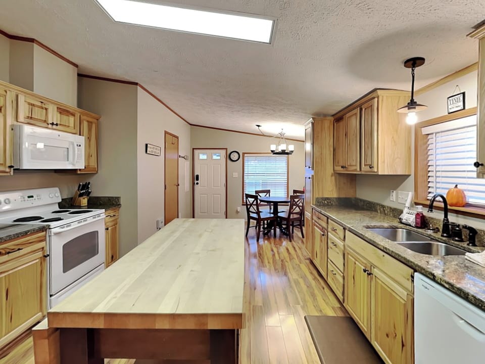Eat-In Kitchen
