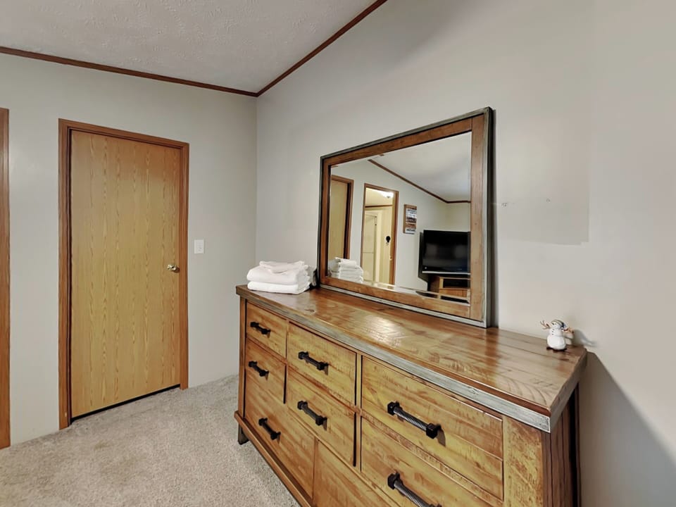 Primary Bedroom - Queen