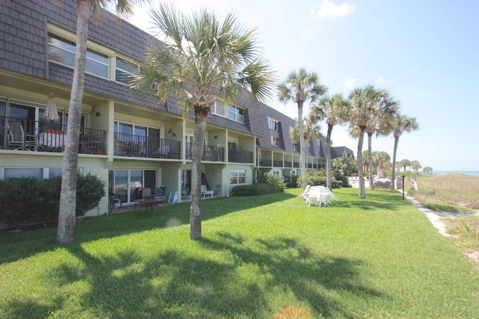 Happy Fiddler-2 Bedroom/2 Bathroom Master Suite Oceanfront Condominium-Indian Rocks Beach, FL