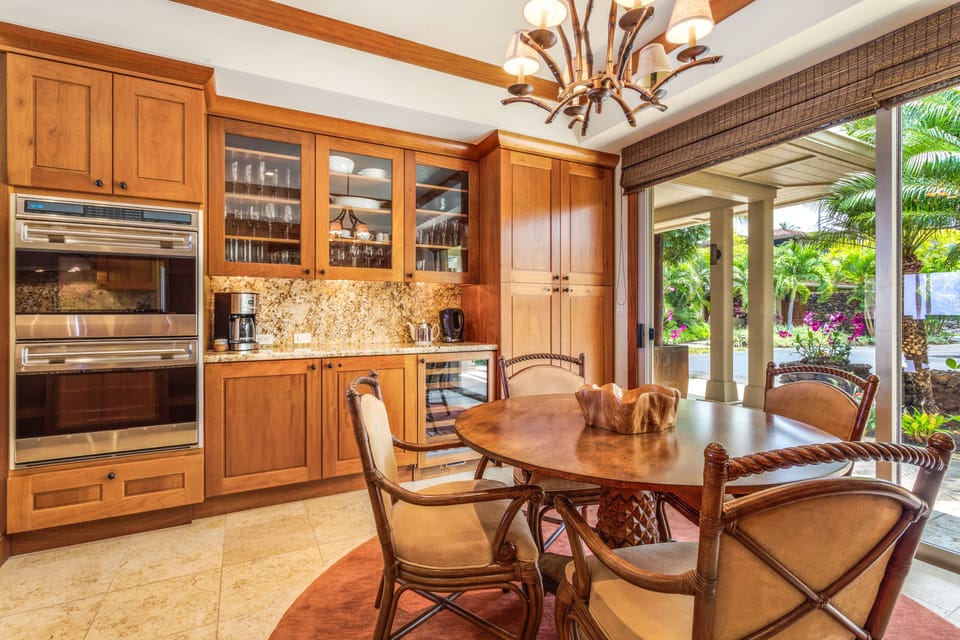 Kitchen/Dining Space - Spacious, fully-equipped 'chef's' kitchen with additional dining space.