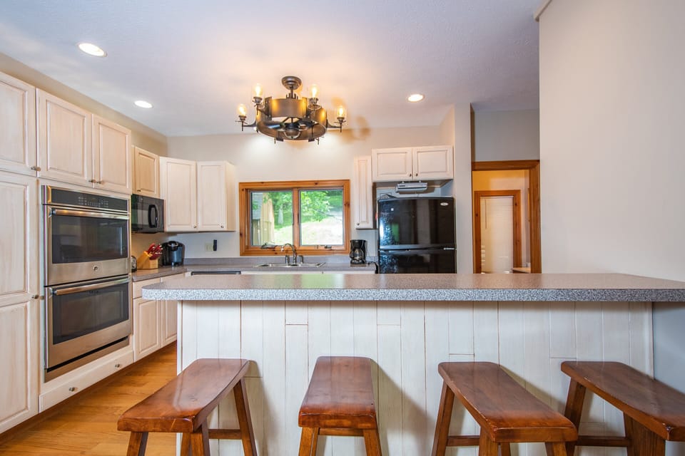 Full Kitchen - Breakfast Bar, Seating for 4