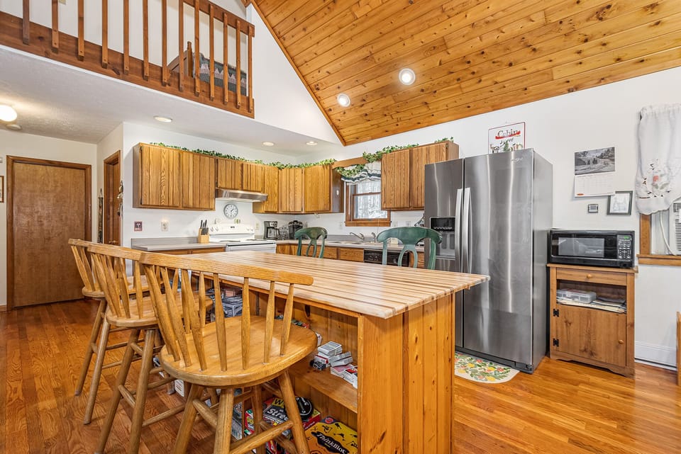 Kitchen Breakfast Bar feat. Seating for 6