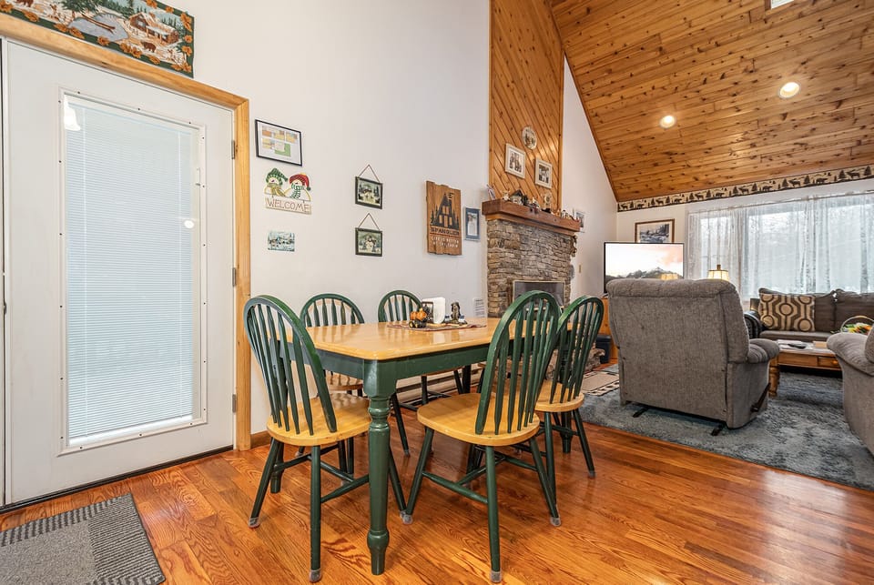 Dining Room w. Seating for 6