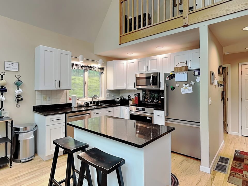 Full Kitchen w. Island + Barstool Seating