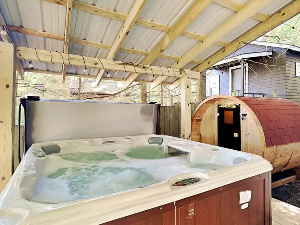Private Hot Tub & Sauna