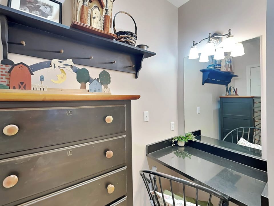 LL Primary Suite - Dressing Room Vanity