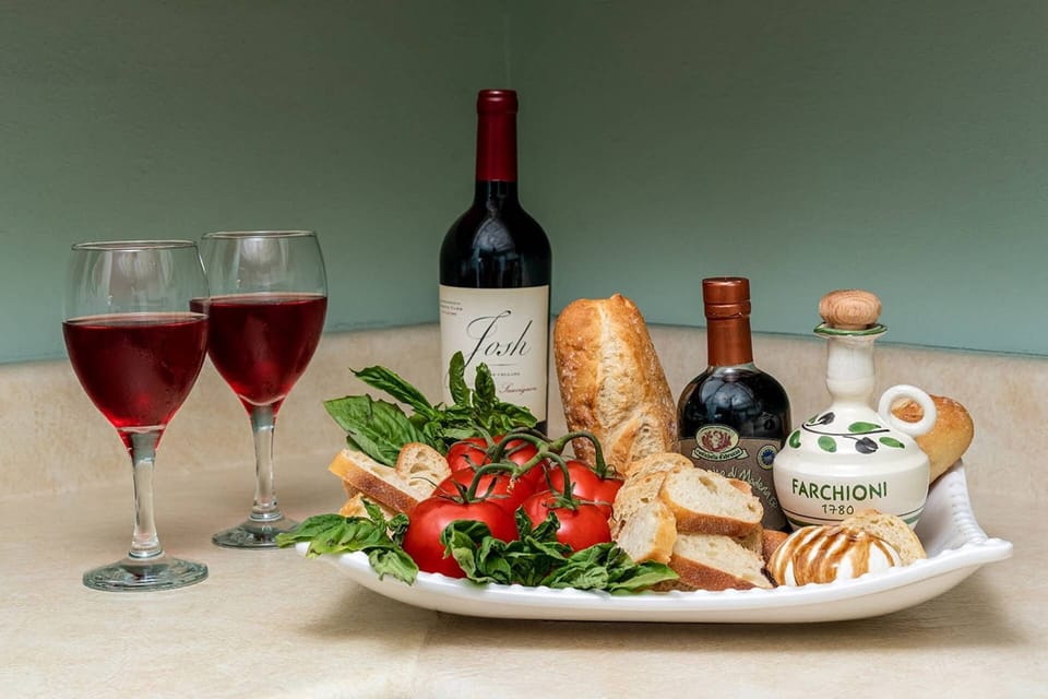 Dine In or Dine Out ~ Close to Restaurants & Shopping