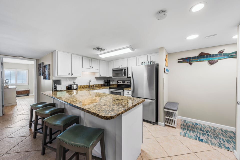 Kitchen / Breakfast Bar