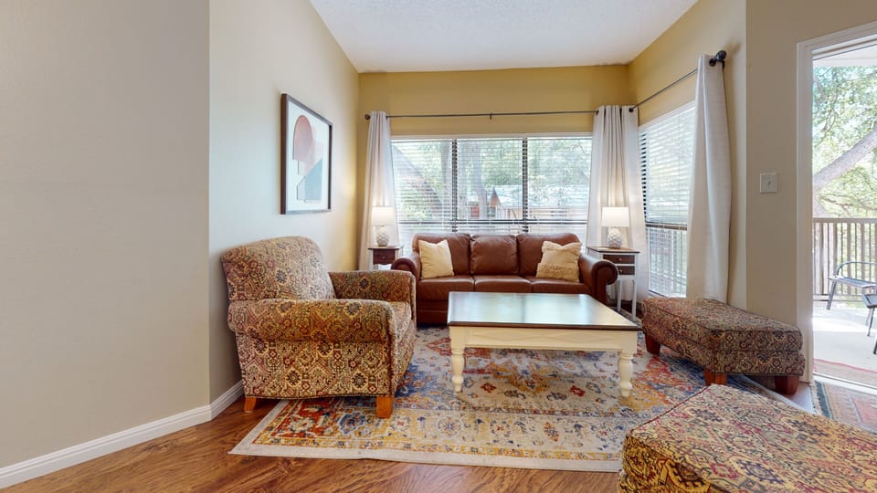 Living room with lots of sitting space.