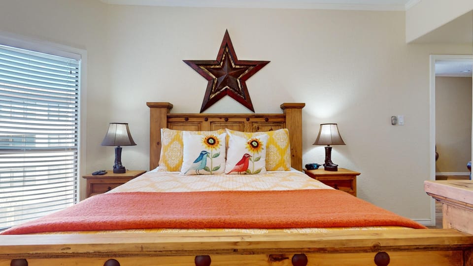 Maser bedroom with queen size bed