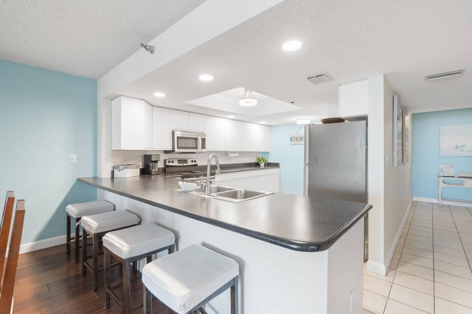 Breakfast Bar with Seating for 4