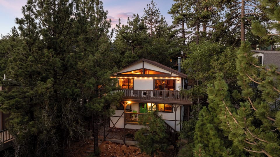 Adorable mountain home - Adorable mountain home surrounded by trees