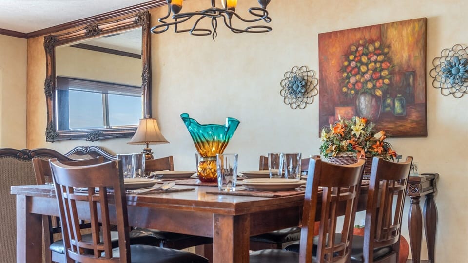 Lively decor at the dining table.