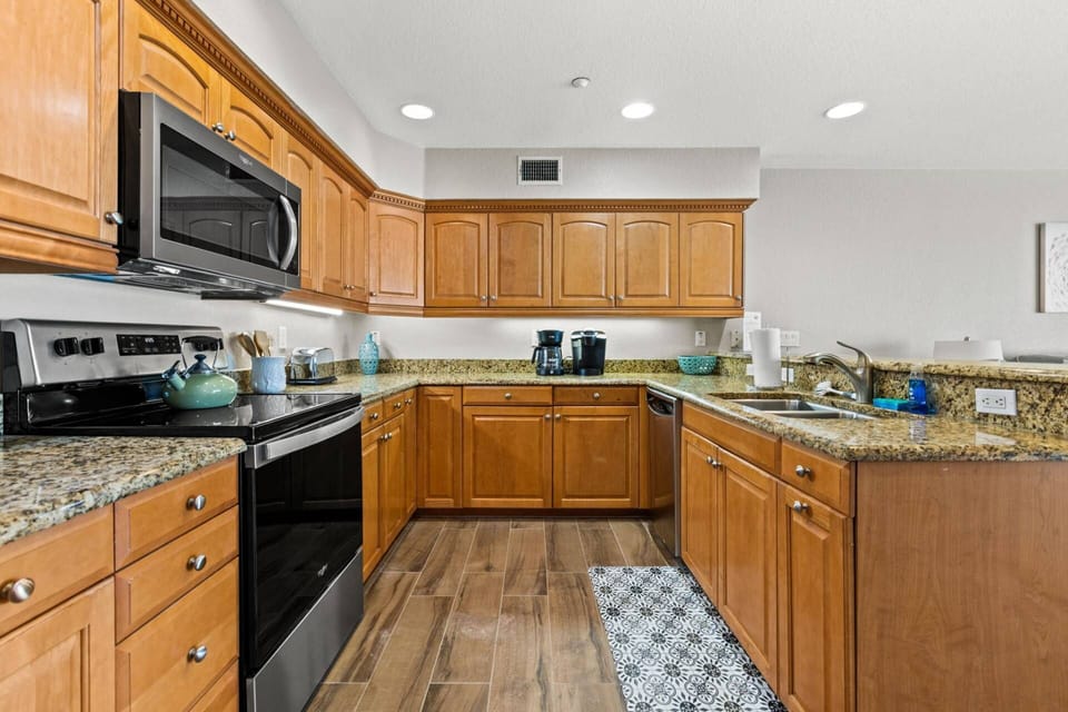 Fully Equipped Kitchen with Stainless Steel Appliances and Granite Countertops