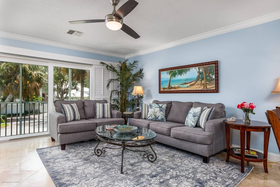 Condo overlooks a quiet side street very near St. Armand's, but without the noise.  Many new furnishings added.