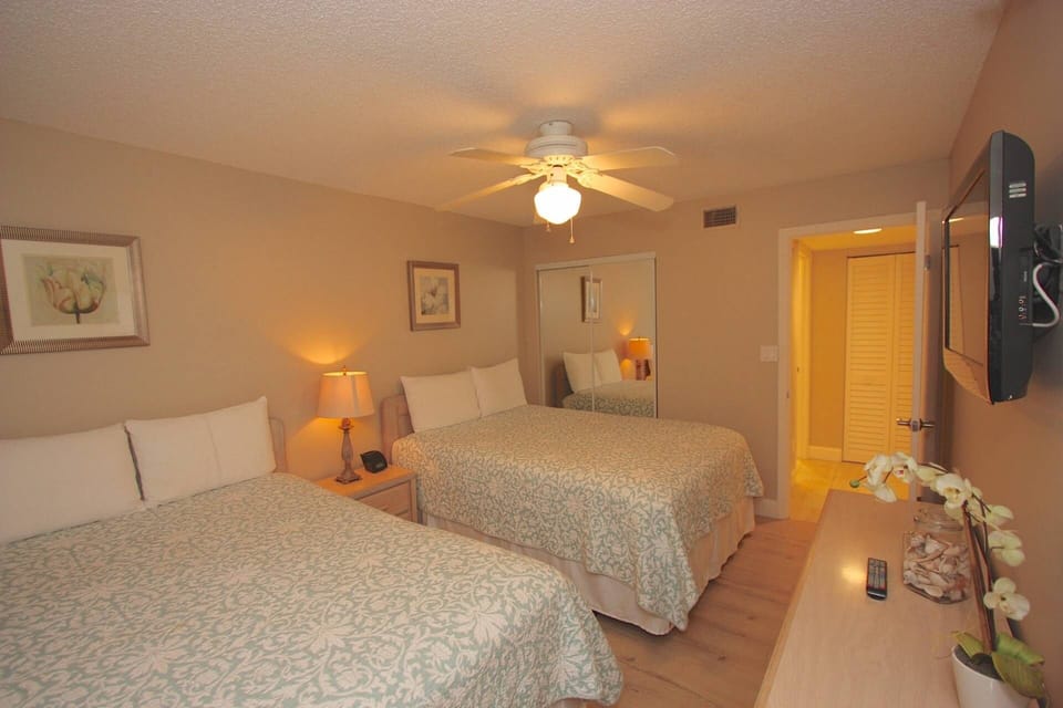 2nd Bedroom with 2 Queen Beds and Flat Screen Cable TV
