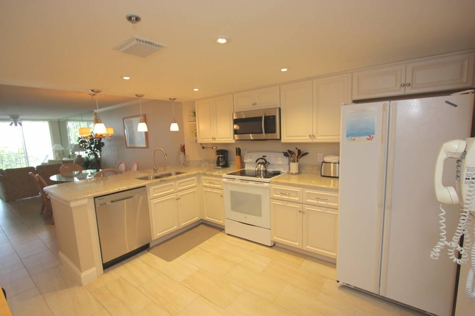 Bright and Open Fully-Equipped Kitchen