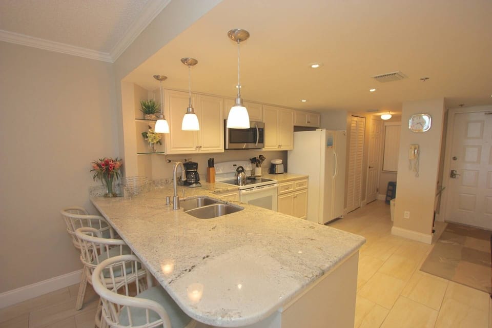 Fully Equipped Kitchen with Breakfast Bar with Seating for 3