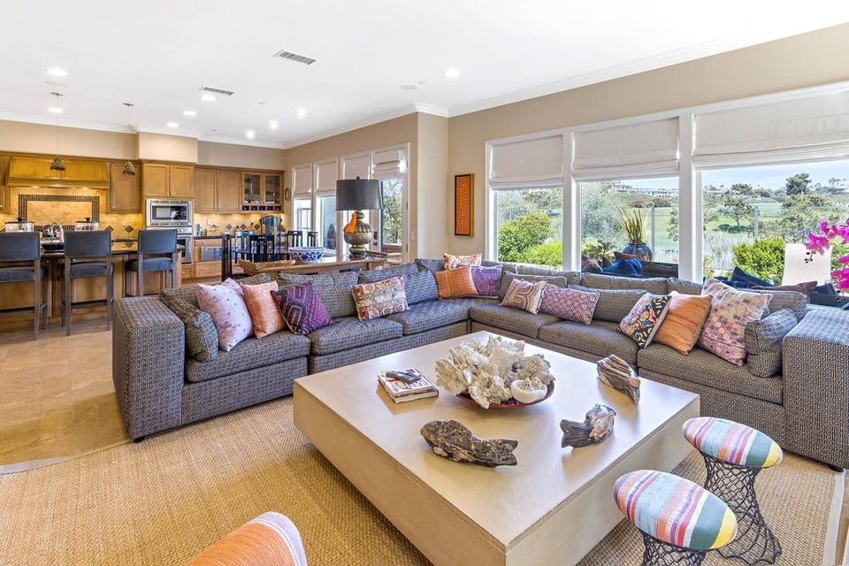 2021 - open space family room and kitchen