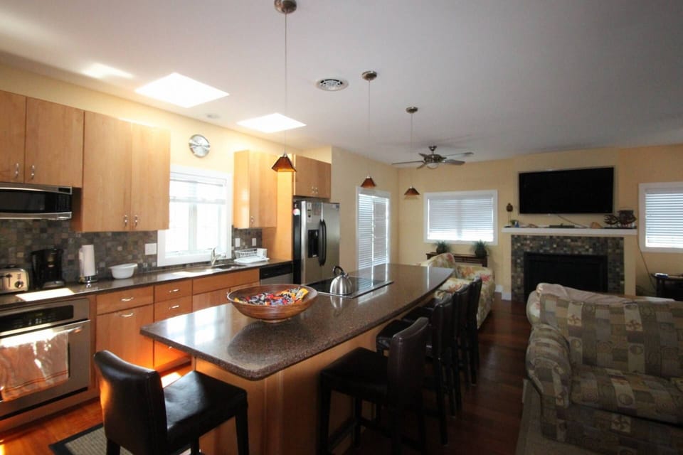 Large Gorgeous Kitchen with Convection Stove Top and Granite Eat In Bar