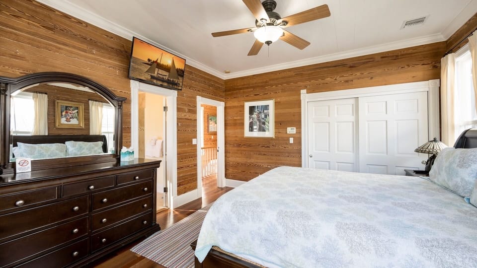 The second master bedroom also has an en-suite bathroom...