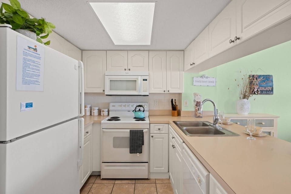Fully Equipped Kitchen with All the Conveniences of Home!