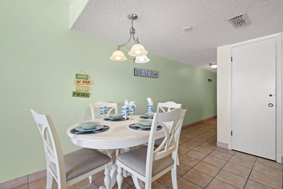 Dining Space with Seating for 4