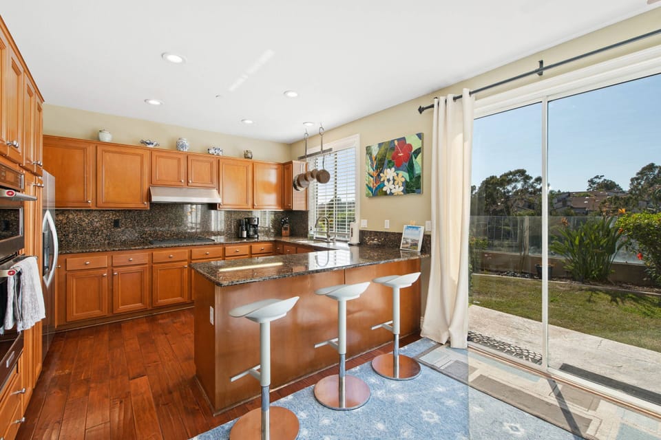 Kitchen with lots of light - STR14-0092