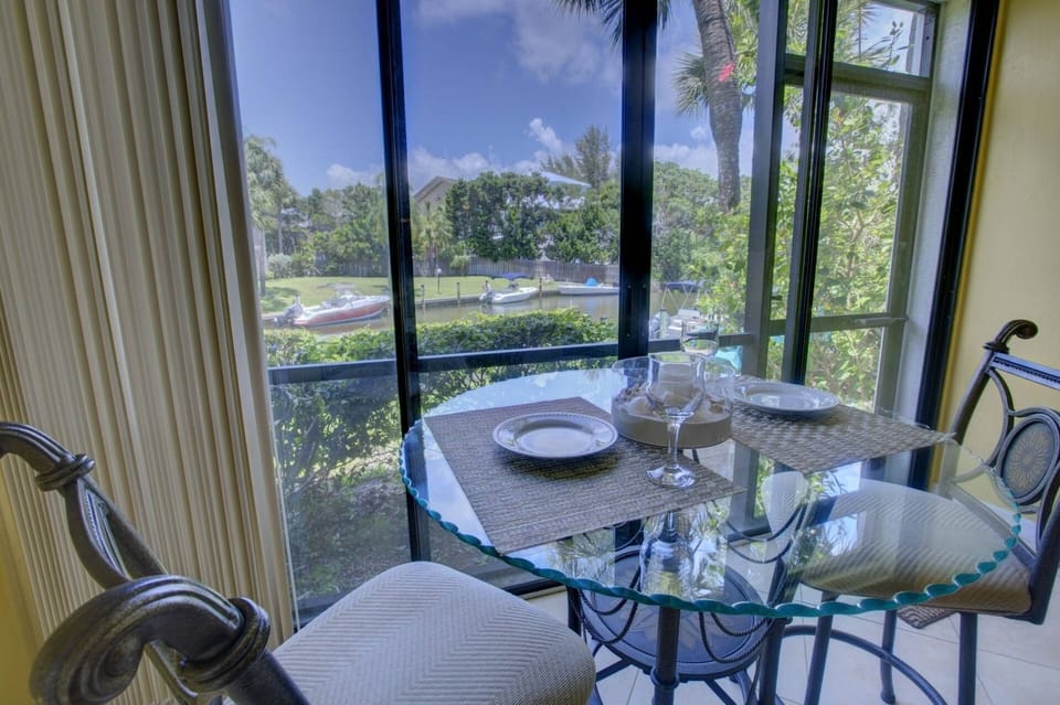 Community pool, BBQ grill and close to Siesta Key Beach right on Siesta Key