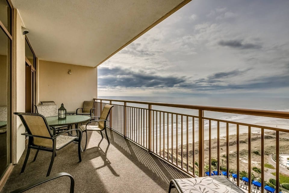 16th-floor oceanfront balcony — panoramic views that will take your breath away.
