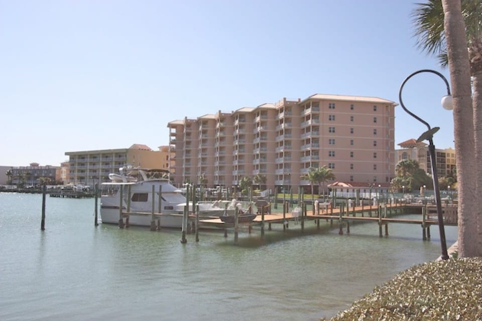 Harborview Grande-3 Bedroom/2 Bathroom Waterfront Condominium-Clearwater Beach, FL