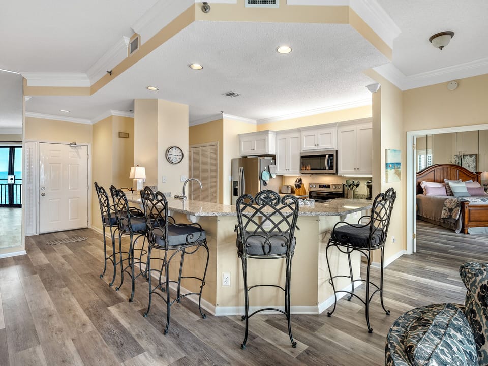 Breakfast Bar/Kitchen