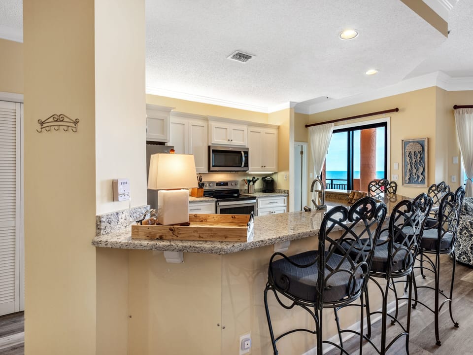 Breakfast Bar/Kitchen