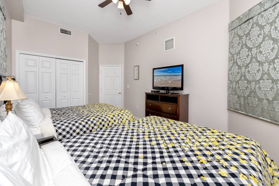 Guest Bedroom with 2 Queen Size Beds