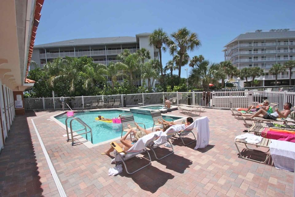 Heated Communal Pool with Hot Tub-Kick Back and Watch the Boats go by!