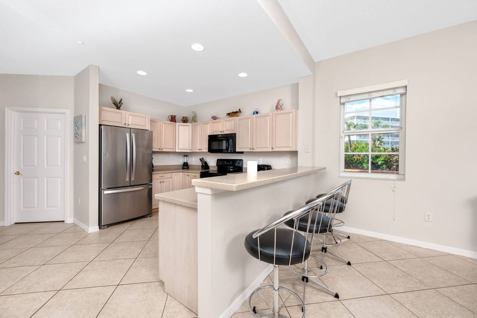 Breakfast Bar with Seating for 4