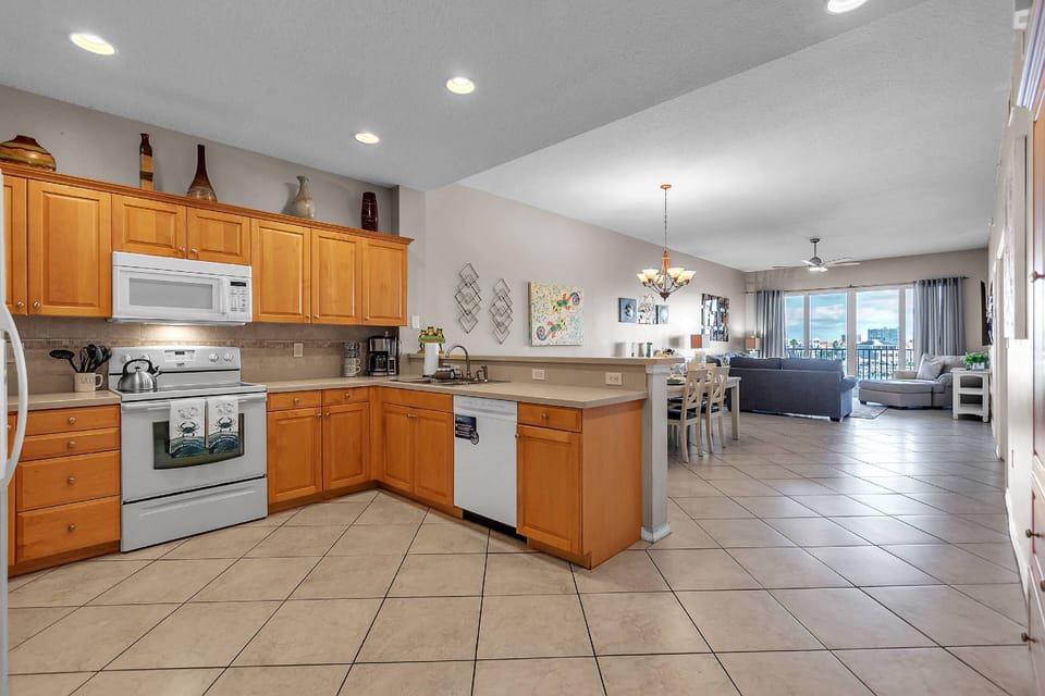 Large kitchen / open layout