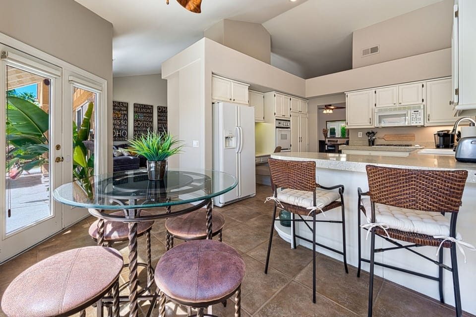 Kitchen with breakfast bar