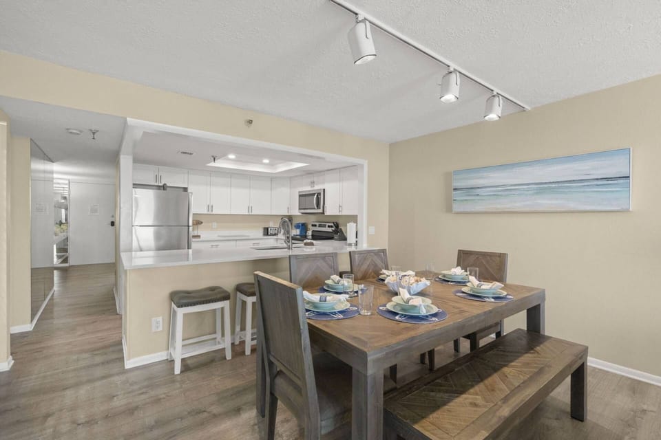 Additional Seating Available at the Kitchen's Breakfast Bar