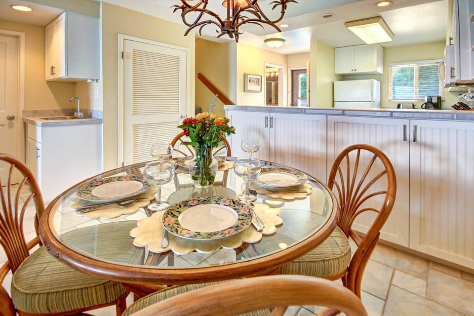 Inside dining for four and additional seating on lanai for meals.